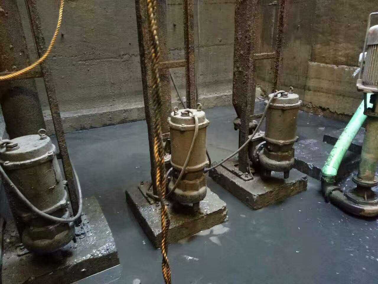 鹤山污水池清理