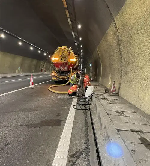 鹤山隧道排水渠清淤